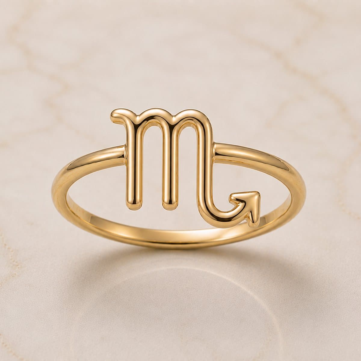 Goldfarbener Ring mit dem Symbol des Sternzeichens Skorpion